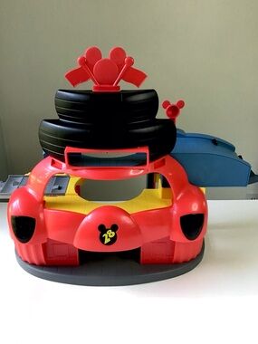 Disney Junior Mickey and the Roadstar Racers Garage Playset by Fisher Price